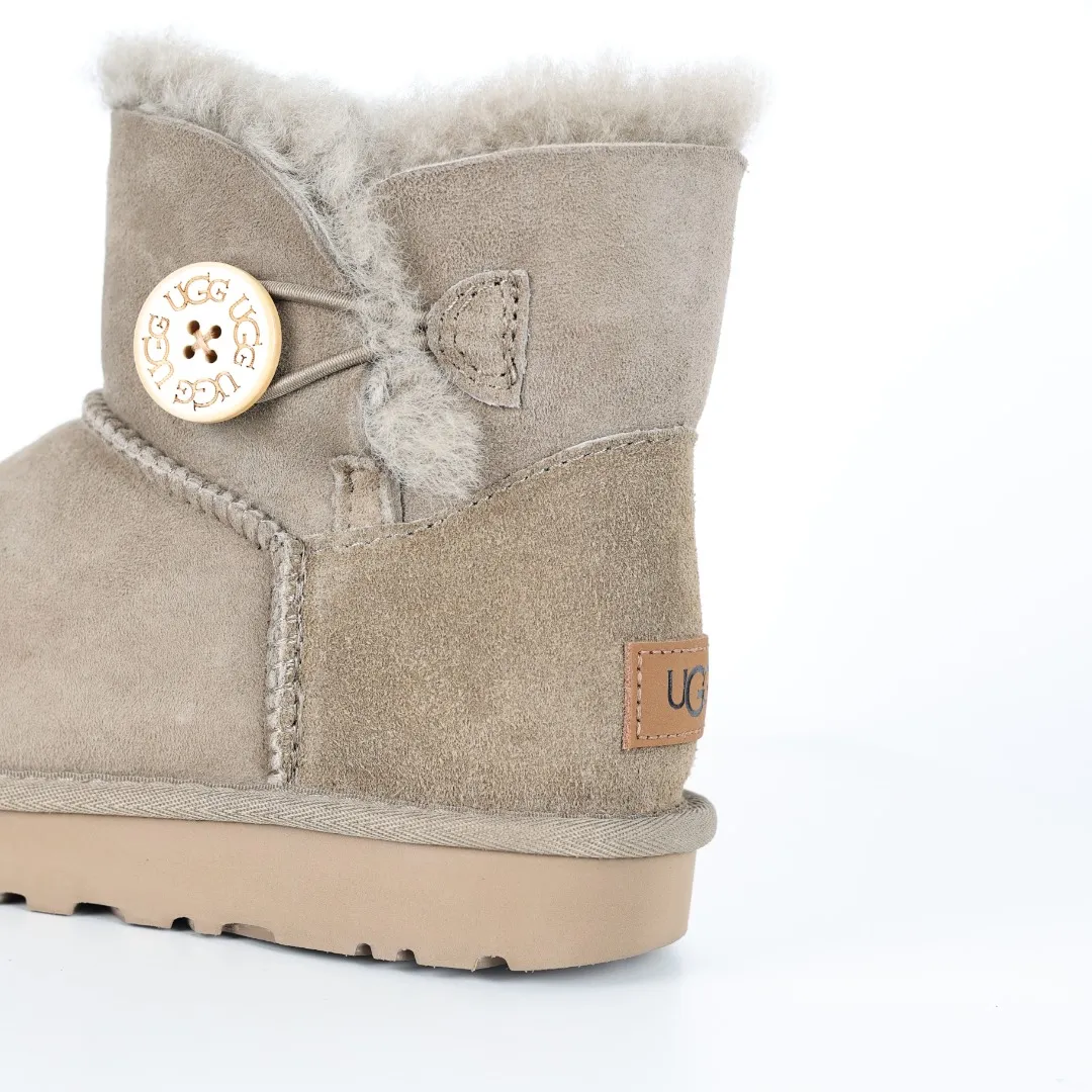 Pick up locally 💰540 The core recommendation is good price UGG basic Bailey twist style Xiaohongshu hot style Henan Longfeng leather production Sheepskin integrated top quality in the market 2-3 cm cashmere insole to keep warm in winter and a very suitable choice for home use UUG has launched a style series in the new year, which is partially geared towards the preferences of young consumers and has also moved to the forefront of fashion trends. Shoe body material Water-repellent coated suede upper 17mm UGGPURE™ implanted wool insole Lightweight non-slip comfortable rubber outsole With brand LOGO Trademark Comes with full packaging Size: 35 36 37 38 39 40